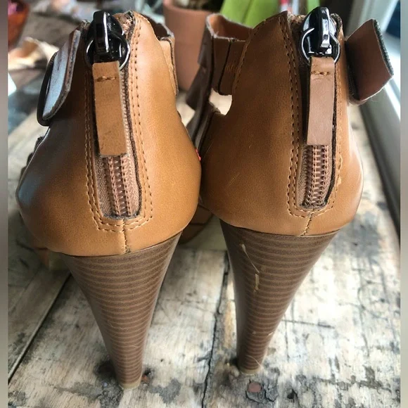 G by Guess Heeled Platform Sandals | Size 6 | - Picture 2 of 3